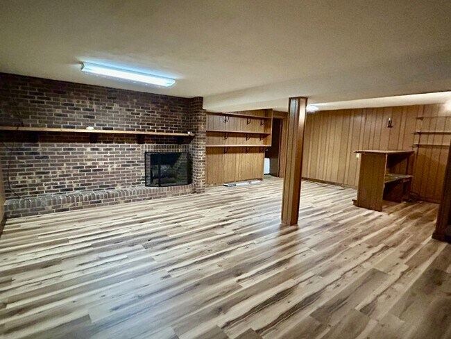 Building Photo - 833 Stanford Dr