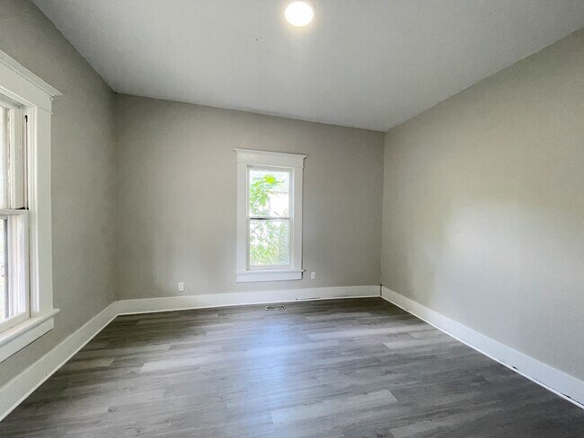 Building Photo - Large 3 bedroom home