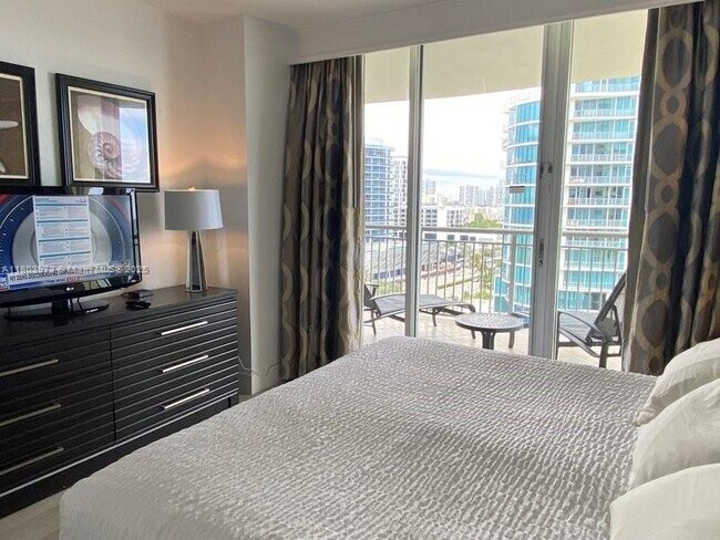 Building Photo - 17375 Collins Ave