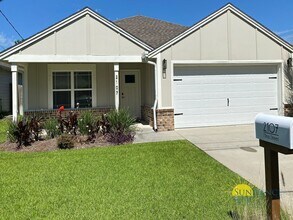 Building Photo - Stunning 3 Bedroom Home in Navarre