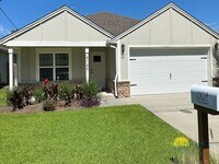 Building Photo - Stunning 3 Bedroom Home in Navarre