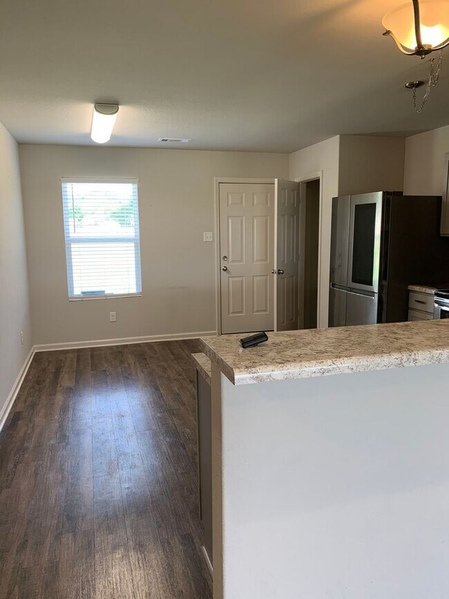 Building Photo - Newer 4bed/2bath home near ASU and NEA Hos...