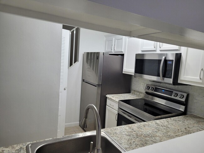 Building Photo - 1200 Coral Club Dr