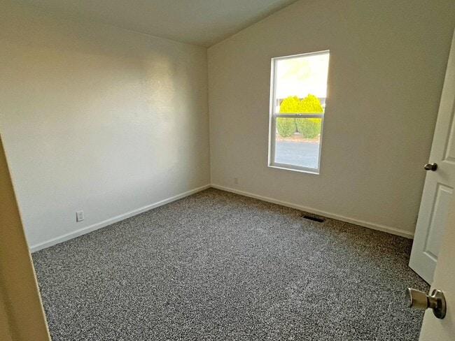 Building Photo - 21100 State St