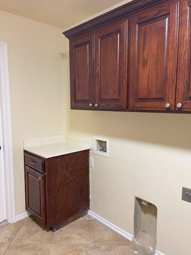 Building Photo - 3 bed plus office with storm shelter in Moore Schools!