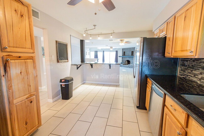 Building Photo - 730 E Solana Dr