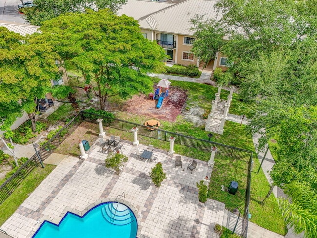 Building Photo - 1000 Crestwood Ct S