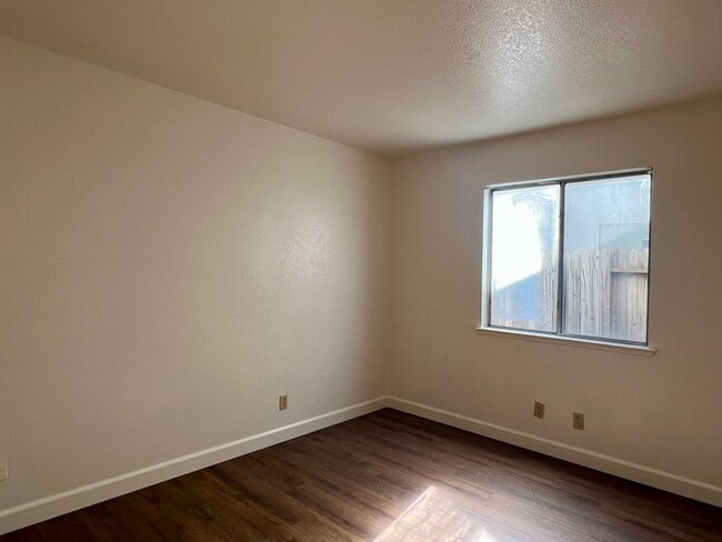 Building Photo - Charming 3 Bedroom 2 Bath Home in Elk Grov...