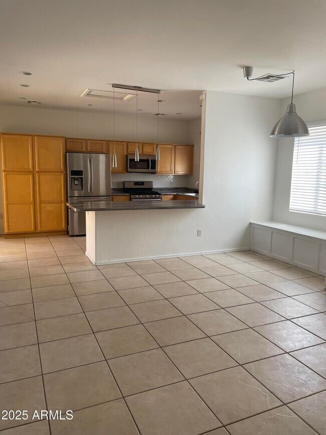 Building Photo - 646 E El Monte Pl
