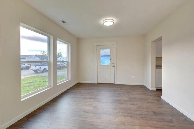 Building Photo - 830 W 12th St