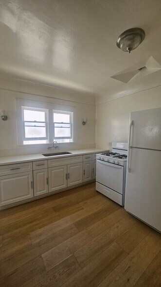 Building Photo - 1034 N Kenmore Ave