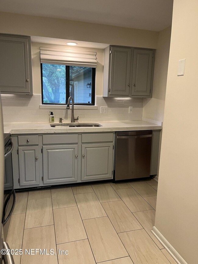 Building Photo - 1809 Kings Way