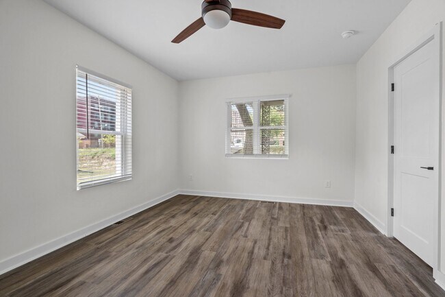 Building Photo - Spacious 3 bed, 2 bath renovated home next...