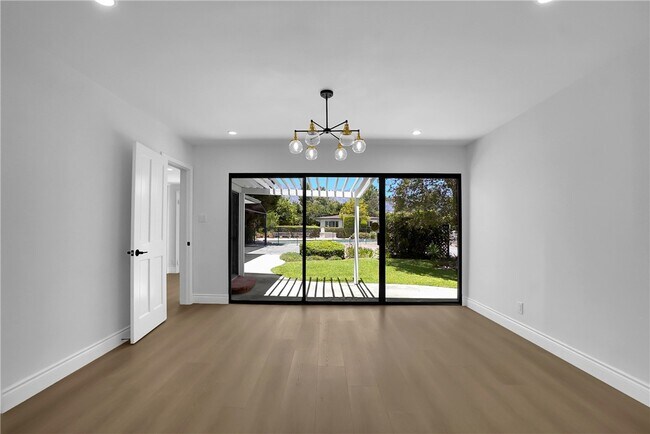 Building Photo - 325 W Le Roy Ave