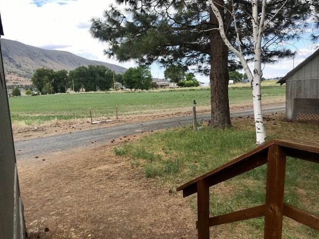 Building Photo - Pet Friendly 2bdrm, 2 bath home in the Cou...