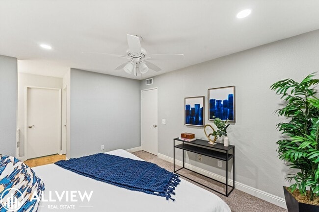 Building Photo - Beautifully Updated 2 Bed/2 Bath in Guard-...