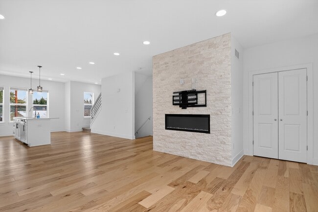 Building Photo - 2925 Square Lake Ct