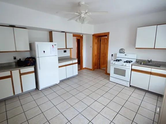 Building Photo - Get settled immediately in this great Fitc...