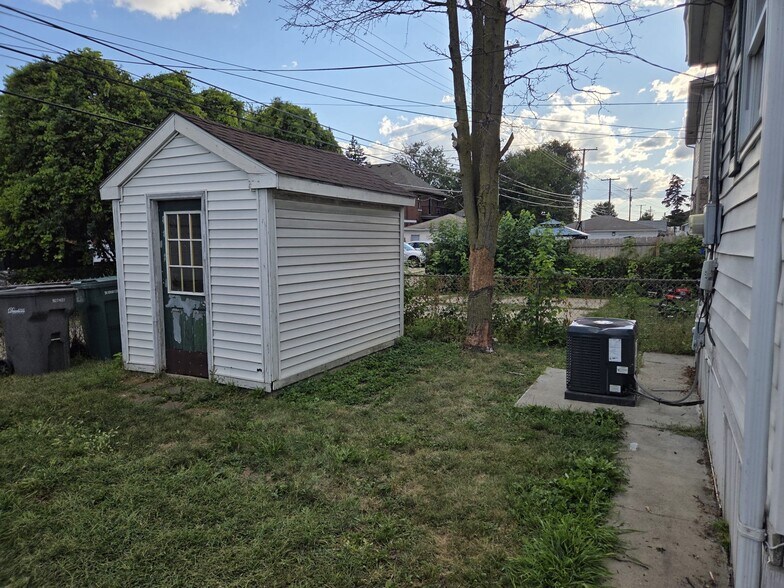 Building Photo - 13835 Barclay St