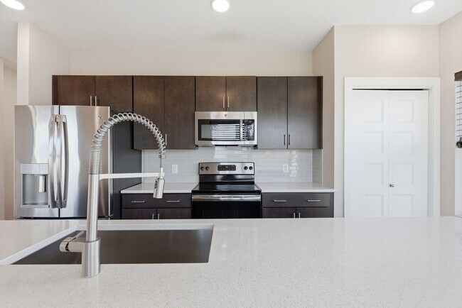 Building Photo - Stylish Midtown townhouse with stunning city views!