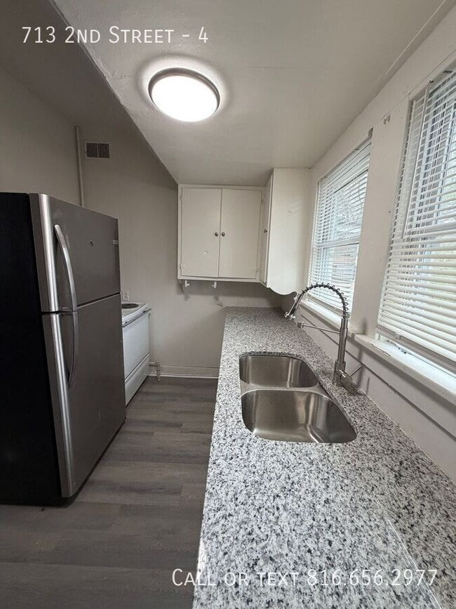 Building Photo - 713 2nd St