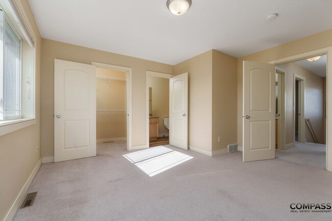 Building Photo - SPACIOUS TOWNHOME CONVENIENTLY LOCATED WITH IN-UNIT LAUNDRY