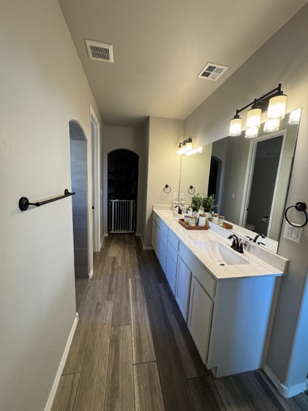 Building Photo - 704 Amatista Lp SE