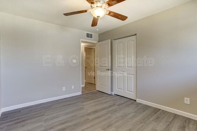 Building Photo - 1527 W Huntington Dr