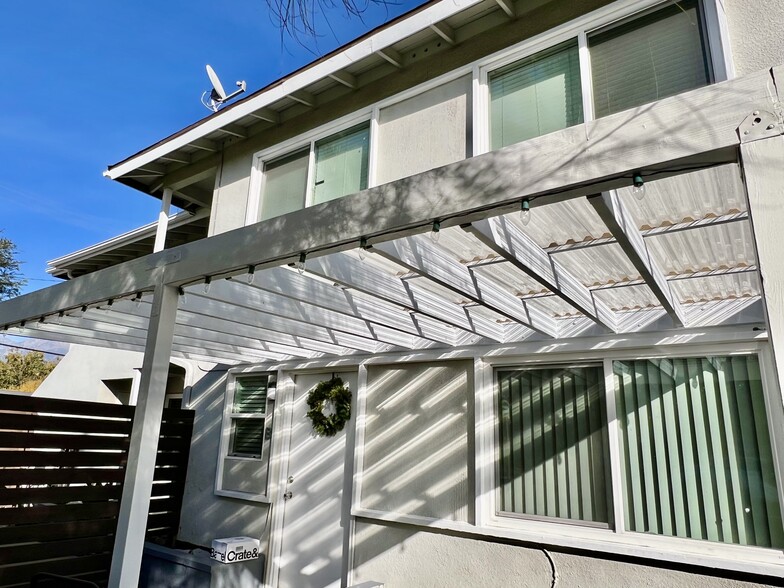 Building Photo - 212 E 8th St