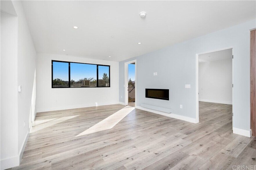 Building Photo - 5923 Laurel Canyon Blvd
