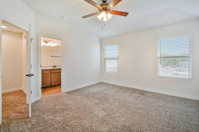 Building Photo - **2 Weeks Free!** Beautiful 3 Bedroom Duplex in New Braunfels – Modern Finishes & Great Layout!