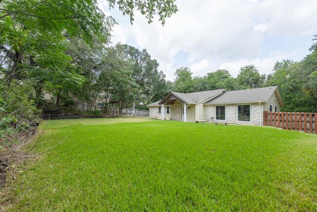 Building Photo - 2218 Bahama Rd