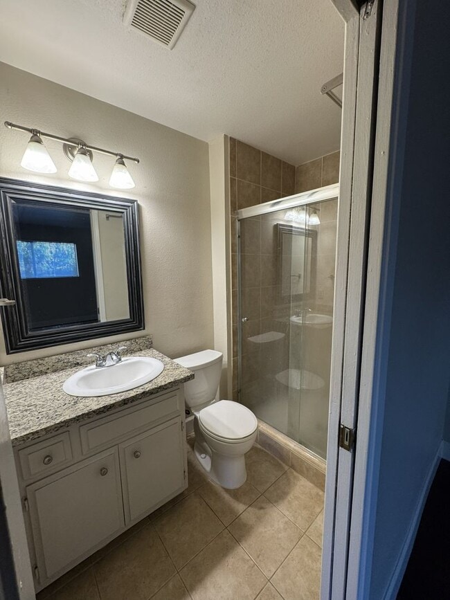 Building Photo - MARCH MOVE IN SPECIAL!! UPDATED 3 BEDROOM DUPLEX IN SACRAMENTO!