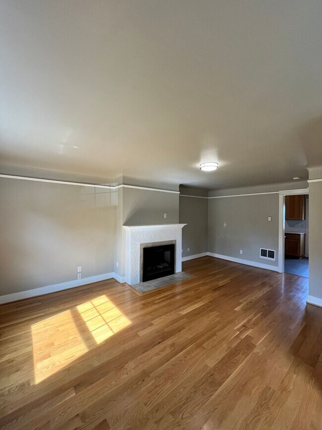 Building Photo - Gorgeous 2-Bedroom Townhome! Hardwood Floo...