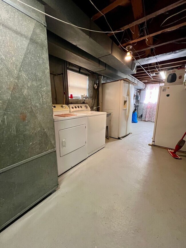 Building Photo - Gorgeous 4-Bedroom Townhome with One-Car Garage! Available NOW!