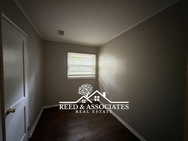 Building Photo - Adorable Millington Home