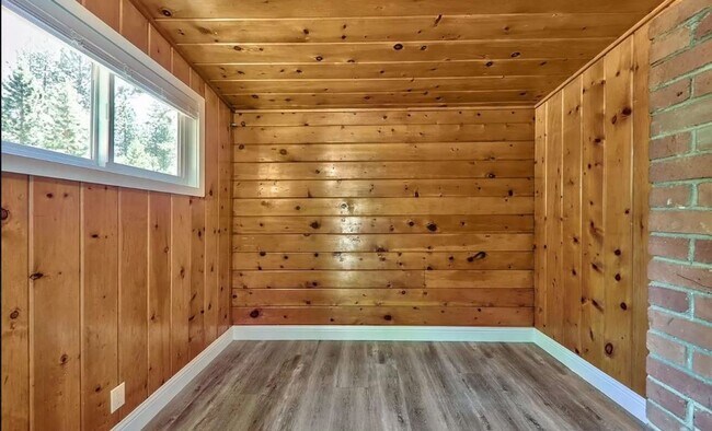 Building Photo - *LONG TERM RENTAL*