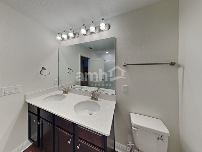 Building Photo - 1028 Sky Lks Dr