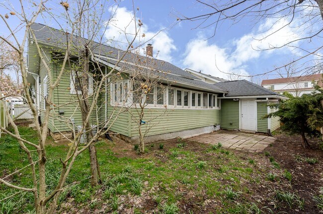 Building Photo - 306 Brown St