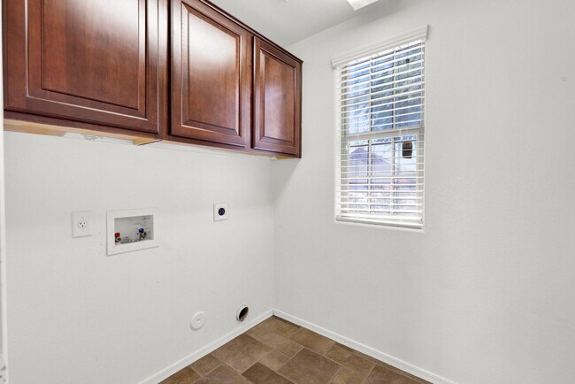 Building Photo - Lovely 3 bed / 2.5 bath Home in the Power ...
