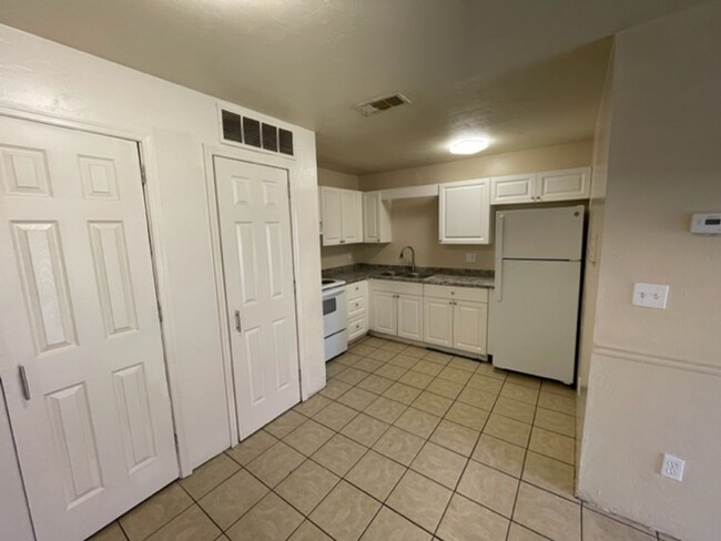 Building Photo - Pineridge - Beautiful 2 Bedroom, 1 Bathroo...