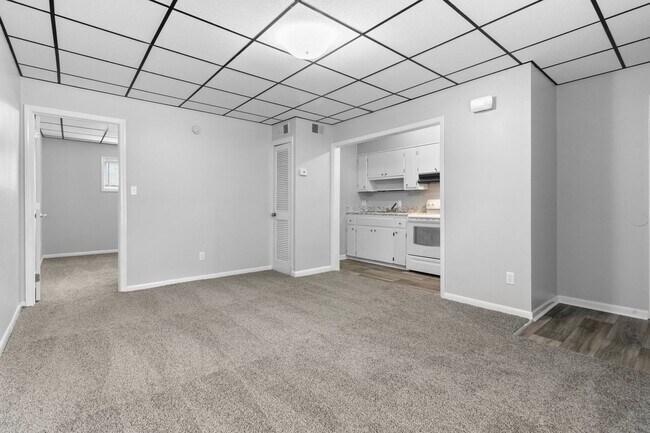 Building Photo - 210 Colonial Dr