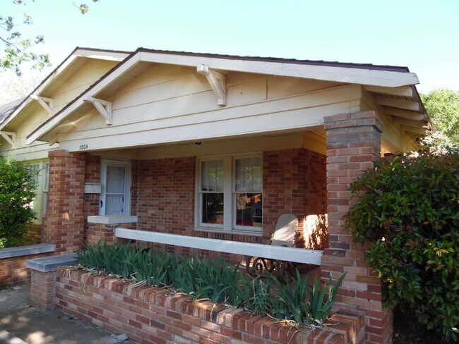 Building Photo - Charming Duplex Very Close To Tech!