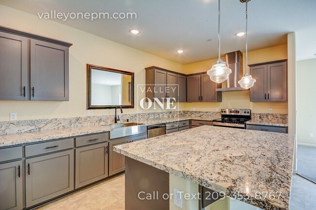 Building Photo - Large Single-Story 4 Bedroom Home in Patterson--has SOLAR!