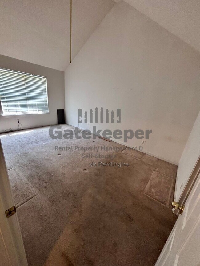 Building Photo - 644 N Fairfield Dr