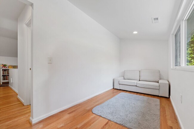 Building Photo - Beautiful Home in the Desirable Bel Arbor Community!