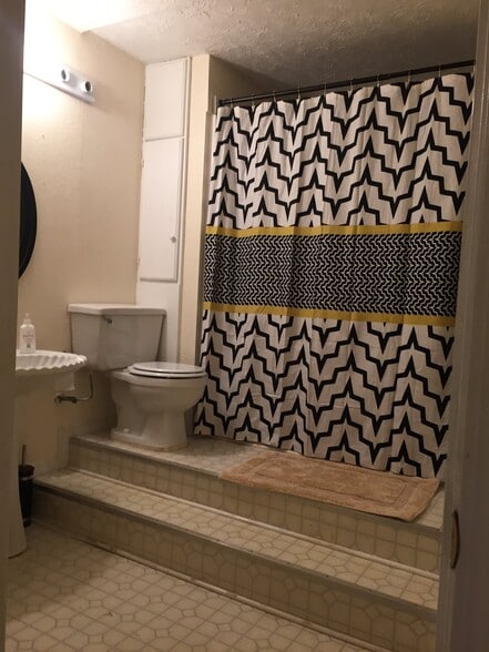 Building Photo - 2-4 Hickory Ridge