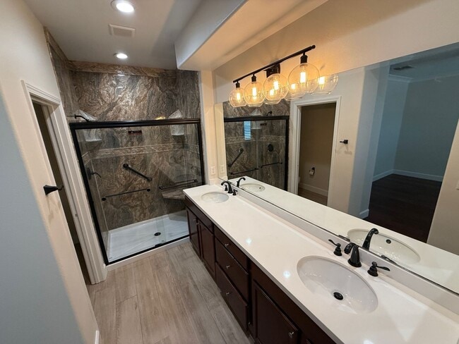 Building Photo - 3-Bedroom Townhome with Community Pool & S...