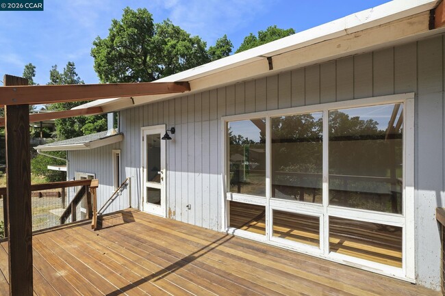 Building Photo - 165 Topaz Ln