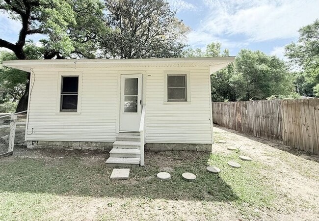 Building Photo - 2519 Lester St